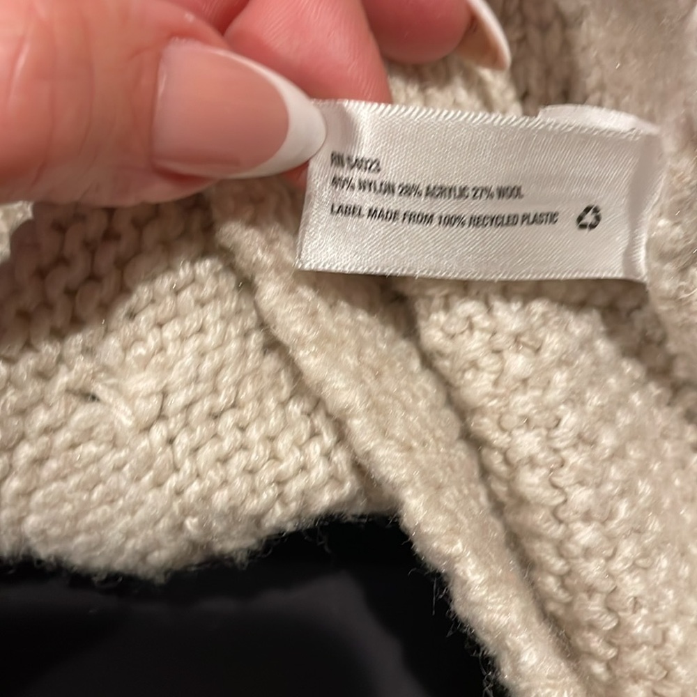 Gap extra small cream colored sweater. Short sleeves - Picture 4 of 4